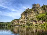 El pueblo medieval de Beynac et Cazenac, en la región de Nueva Aquitania (Francia), visto desde el río Dordoña.