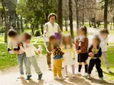 Campaña de Multiópticas sobre 'Paseadores de niños' para concienciar sobre la miopía infantil.