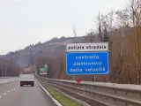 Un cartel avisa de la presencia de un radar en una carretera de Italia.