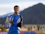 17 March 2024, US, Indian Wells: Spanish tennis player Carlos Alcaraz celebrates with the trophy after defeating Russia's Daniil Medvedev during their Men's final tennis match of the BNP Paribas Open tennis tournament at Indian Wells Tennis Garden. Photo: Charles Baus/CSM via ZUMA Press Wire/dpa Charles Baus/CSM via ZUMA Press / DPA 17/3/2024 ONLY FOR USE IN SPAIN