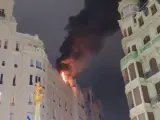 Incendio en una terraza de un edificio de Valencia por la caída de una bengala durante las Fallas.