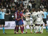Jugadores del Real Madrid y del Barcelona, durante la final de la Supercopa de España en Arabia Saudí