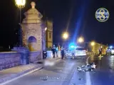 Motorista accidentado en el puente de San Bernardo (Sevilla).