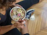 Mujer joven come después de un entrenamiento