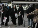 Mujeres en el centro de Teherán, Irán.