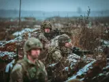 Soldados brit&aacute;nicos participan en un ejercicio de fuego real de la OTAN.