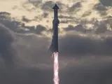 El megacohete Starship durante su tercer lanzamiento.