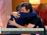 Antonio Hidalgo y su hijo, abrazados en 'TardeAR'.