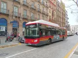 Autobús de Tussam de la Línea 27, una de las más utilizadas en los primeros meses de 2024