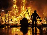 Un bombero trabaja durante la Cremà de una de las más de 700 fallas de Valencia.