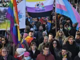 Decenas de personas durante una manifestación en defensa de la Ley LGTBI y la Ley Trans de la Comunidad de Madrid, a 17 de diciembre de 2023, en Madrid (España).