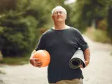 Hombre de edad avanzada con equipamiento deportivo