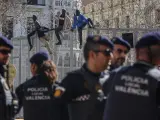 La obra de Escif, una simulación de cuatro migrantes saltando la Valla de Melilla, en la Plaza del Ayuntamiento de Valencia.