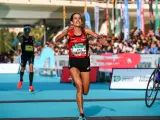 Majida Maayouf entrando en la meta de la Maratón de Valencia 2022.