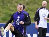 Toni Kroos entrenando con la selección alemana.
