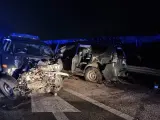 Vehículos de los guardias civiles del GAR arrollados por un camión articulado en Sevilla.