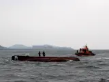 Un barco surcoreano atendido por la Guardia Costera, imagen de archivo.