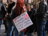 Los funcionarios de prisiones exigen la dimisión de la consellera de Justicia, Gemma Ubasart, durante la protesta en la plaza Sant Jaume.
