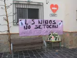 Pancarta en recuerdo de las niñas asesinadas por su padre en Alboloduy (Almería).