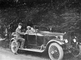 Henry Royce junto a uno de sus coches.