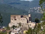 Castell del Papiol, un castillo medieval erigido sobre un gran roca.