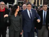Puigdemont (2d), acompa&ntilde;ado de su pareja, Marcela Topor (2i), a su llegada al ayuntamiento de Elna (Francia)