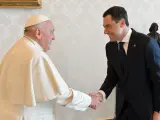 El presidente de la Junta de Andaluc&iacute;a, Juanma Moreno, es recibido en audiencia por el papa Francisco en el Vaticano.