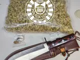El cuchillo y los 550 gramos de marihuana intervenidos por la Policía local de Leganés.