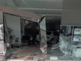 Así ha quedado la tienda tras el impacto del coche.