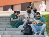 Varios estudiantes repasan antes del examen de Evaluación para el Acceso a la Universidad (EvAU), en la Universidad Rey Juan Carlos, a 4 de julio de 2023, en Móstoles, Madrid (España).