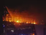 Los bomberos tratan de apagar el fuego en el Crocus City Hall de Moscú.