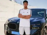 El jugador del Real Madrid Jude Bellingham posa con su nuevo BMW.