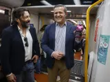 El consejero de Transportes, Jorge Rodrigo, junto a Josemi Carmona, de Ketama, este viernes en la L6 de Metro de Madrid.