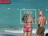 Rubiales, junto a una mujer en la playa