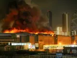Imagen del devastador incendio provocado por los terroristas que previamente atacaron la sala de conciertos