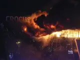 El fuego se eleva sobre la sala de conciertos Crocus City Hall en llamas tras el tiroteo en Krasnogorsk.