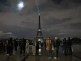 La Torre Eiffel, posiblemente el monumento más famoso del mundo, apagada en la Hora del Planeta.
