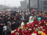Un numeroso grupo de personas recuerda a las víctimas del ataque junto a la sala de conciertos Crocus City Hall de Moscú.