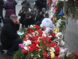 Un hombre llora tras depositar flores cerca del Crocus City Hall, el lugar del atentado islamista del viernes en Moscú.