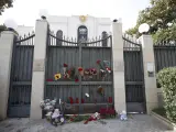 Ciudadanos anónimos han depositado flores y velas en la entrada de la embajada de Rusia en Madrid.