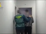 La Guardia Civil detiene a 12 personas por estafar con criptomedas.