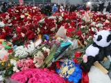 Una montaña de flores recuerda a las víctimas del atentado terrorista junto a la sala de conciertos Crocus City Hall.