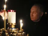 El presidente ruso, Vladimir Putin, enciende una vela en recuerdo por las v&iacute;ctimas del atentado terrorista en la sala de conciertos Crocus City Hall de Mosc&uacute;.
