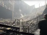 Un investigador del Comité de Investigación de Rusia examina la sala de conciertos quemada después del ataque terrorista.