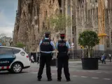 Agentes de Mossos d'Esquadra ante la Sagrada Família al realizar el dispositivo Ubiq en Barcelona.