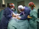 El equipo médico, durante la intervención quirúrgica.
