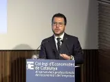 Pere Aragonès durante su discurso en el Col·legi d'Economistes de Catalunya, en Barcelona.