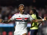 SAO PAULO, BRAZIL - AUGUST 31: Robert Arboleda of Sao Paulo celebrates after scoring the first goal of his team during a Copa CONMEBOL Sudamericana 2023 quarterfinal second leg match between Sao Paulo and LDU Quito at Morumbi Stadium on August 31, 2023 in Sao Paulo, Brazil. (Photo by Miguel Schincariol/Getty Images)