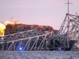Dos personas han sido rescatadas vivas de las aguas del río Patapsco de Baltimore (EE UU), donde la madrugada de este martes un puente metálico de 2,5 kilómetros de largo se derrumbó tras la colisión de un carguero.
