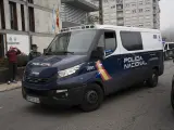 Furgón de la policía frente a un juzgado de Pontevedra.